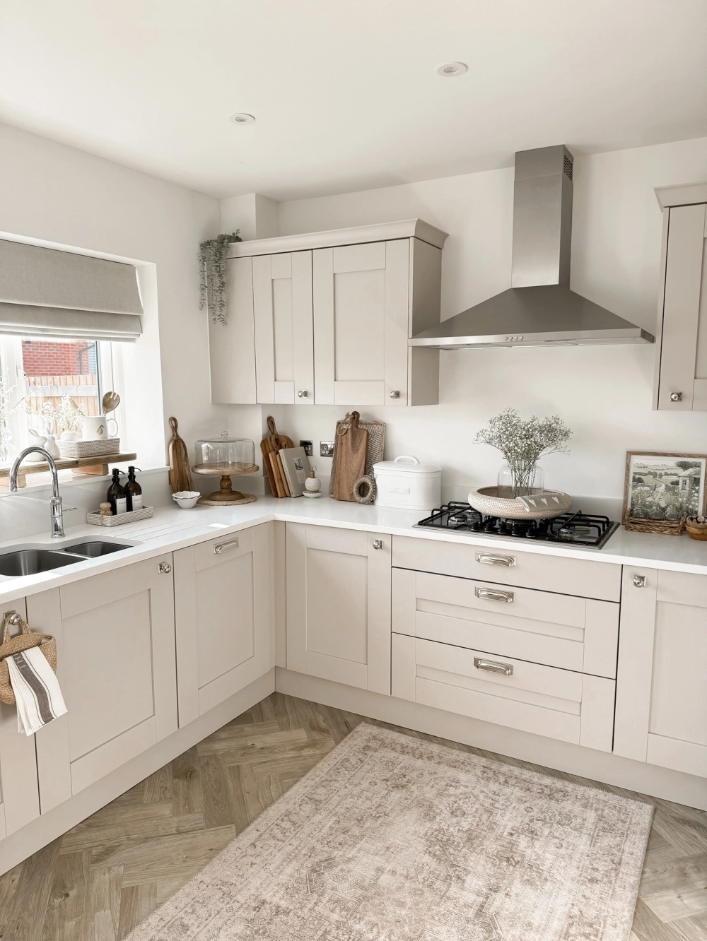 Mẫu thiết kế bếp hiện đại có đảo bếp kết hợp bồn rửa tiện lợi