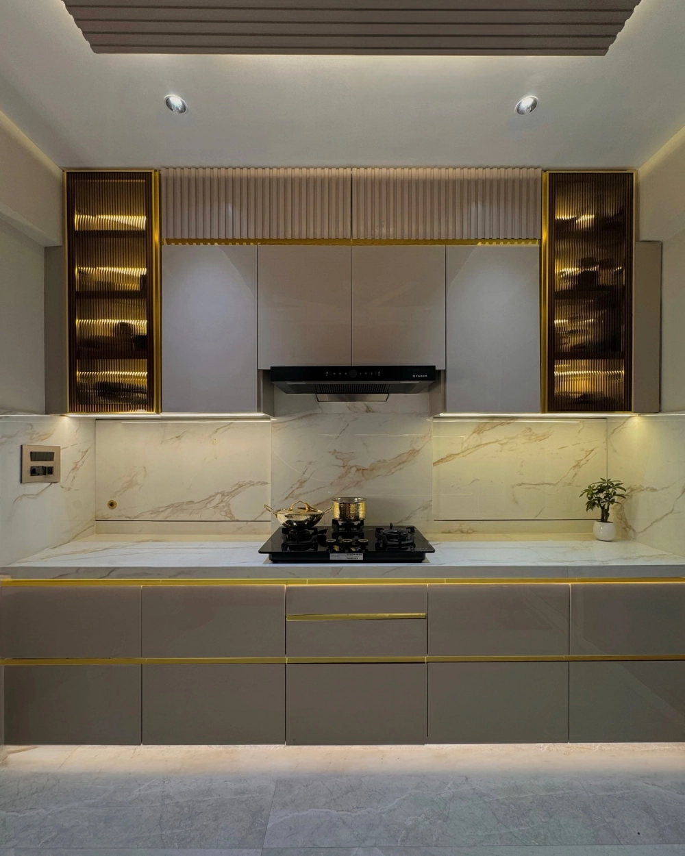 Thiết kế tủ bếp acrylic màu ghi xám mang lại vẻ đẹp thanh lịch hiện đại