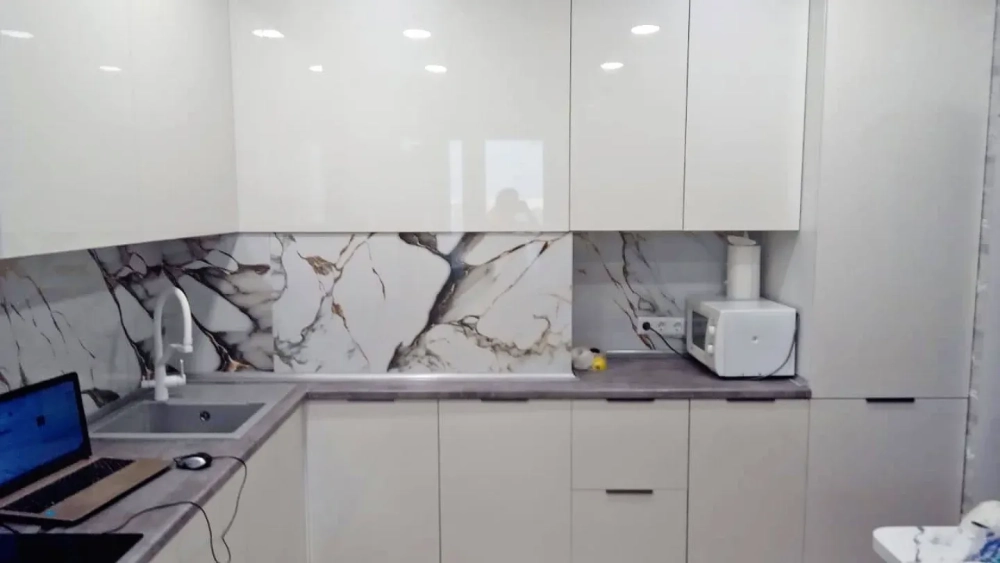 Cận cảnh bề mặt tủ bếp acrylic an cường phẳng mịn không đường line