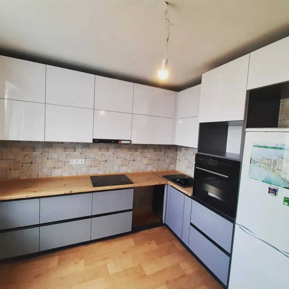 Mẫu tủ bếp acrylic màu be nhẹ nhàng phù hợp phong cách hàn quốc