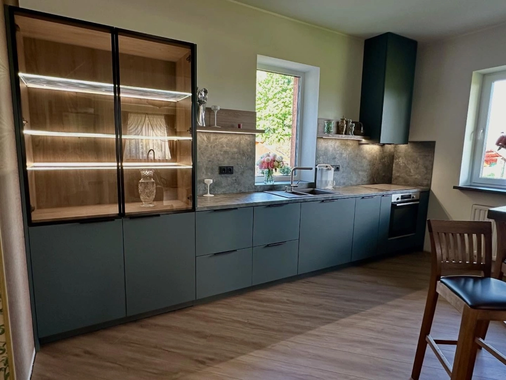 Chi tiết tủ bếp dưới acrylic màu tối sạch sẽ và dễ dàng vệ sinh