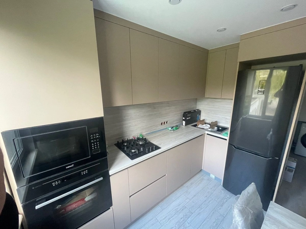 So sánh tủ bếp acrylic và melamine qua hình ảnh thực tế thi công