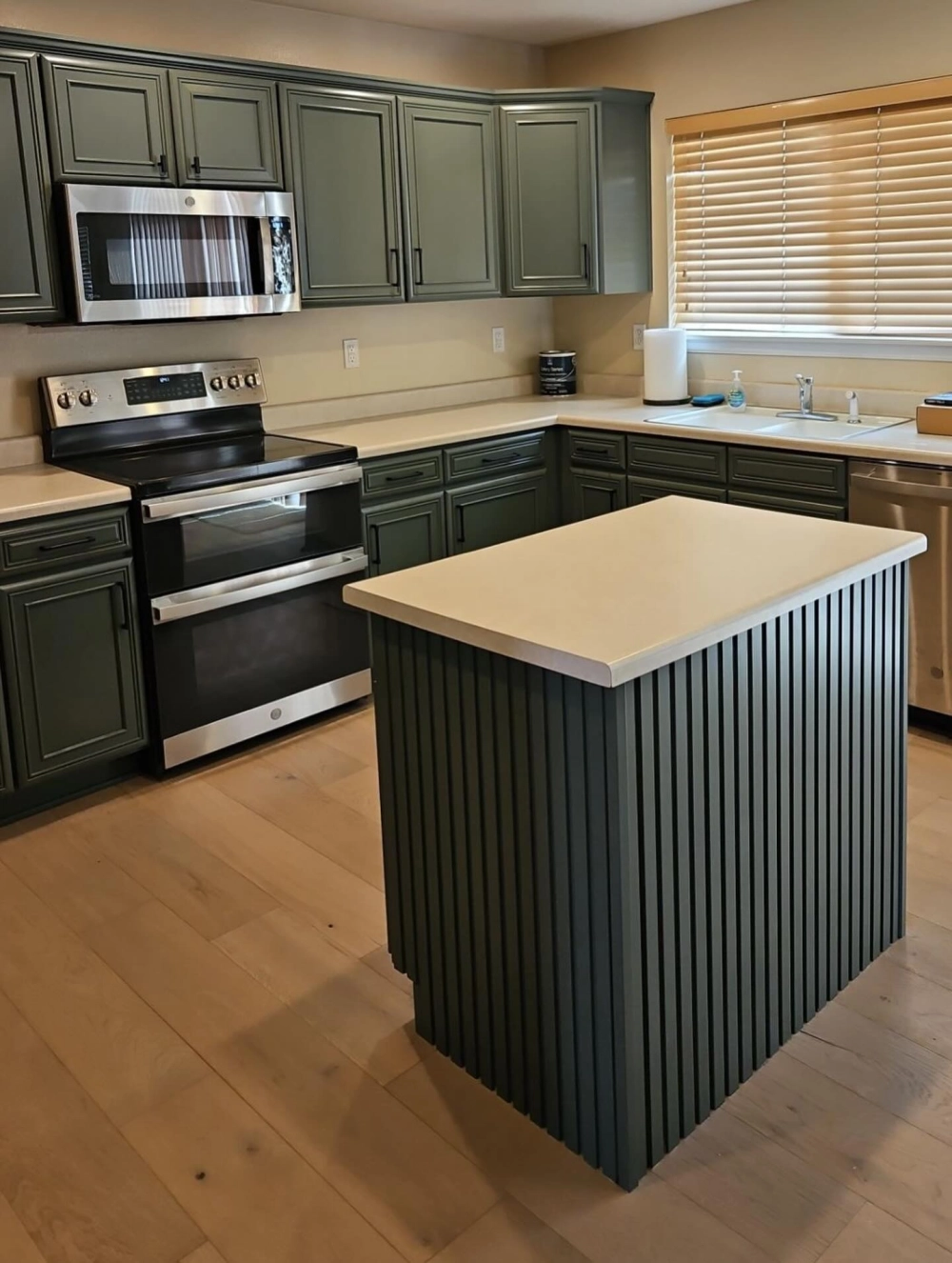 Mẫu tủ bếp đẹp hiện đại sử dụng chất liệu acrylic bóng gương