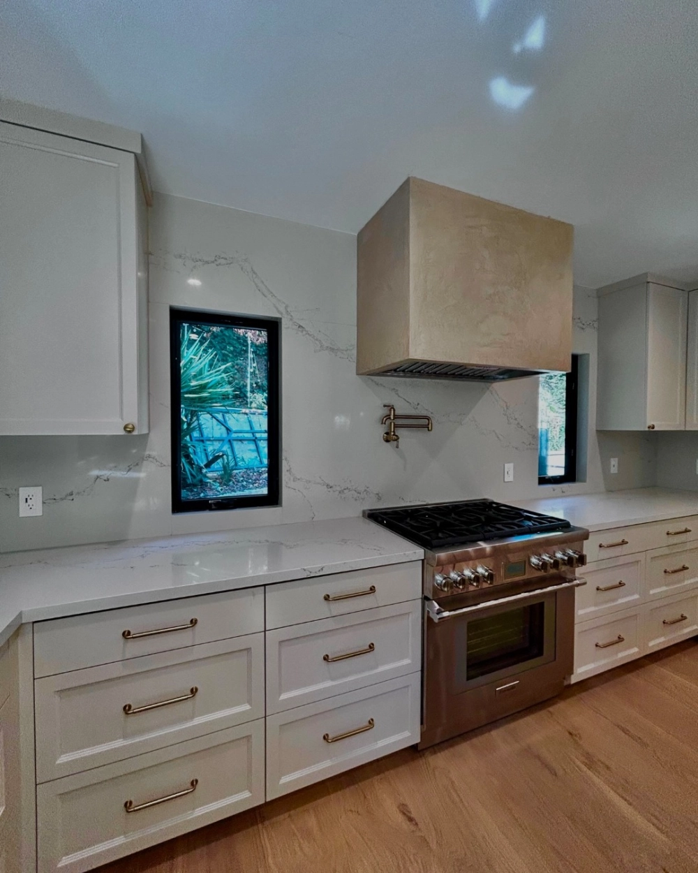 Mẫu tủ bếp nhôm kính đẹp giả gỗ bền bỉ theo thời gian