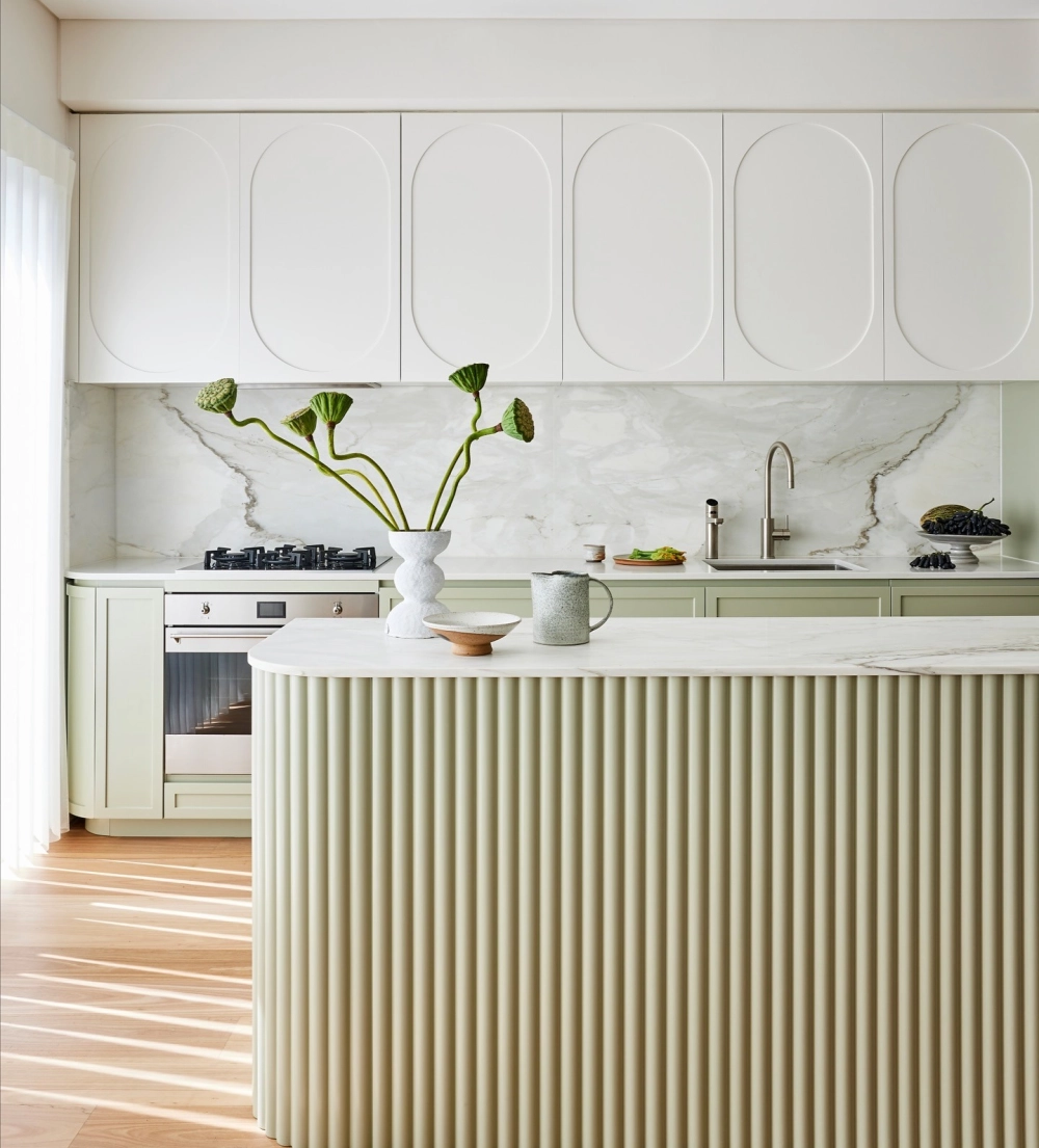 Tủ bếp gỗ công nghiệp màu trắng phối gỗ mộc mạc