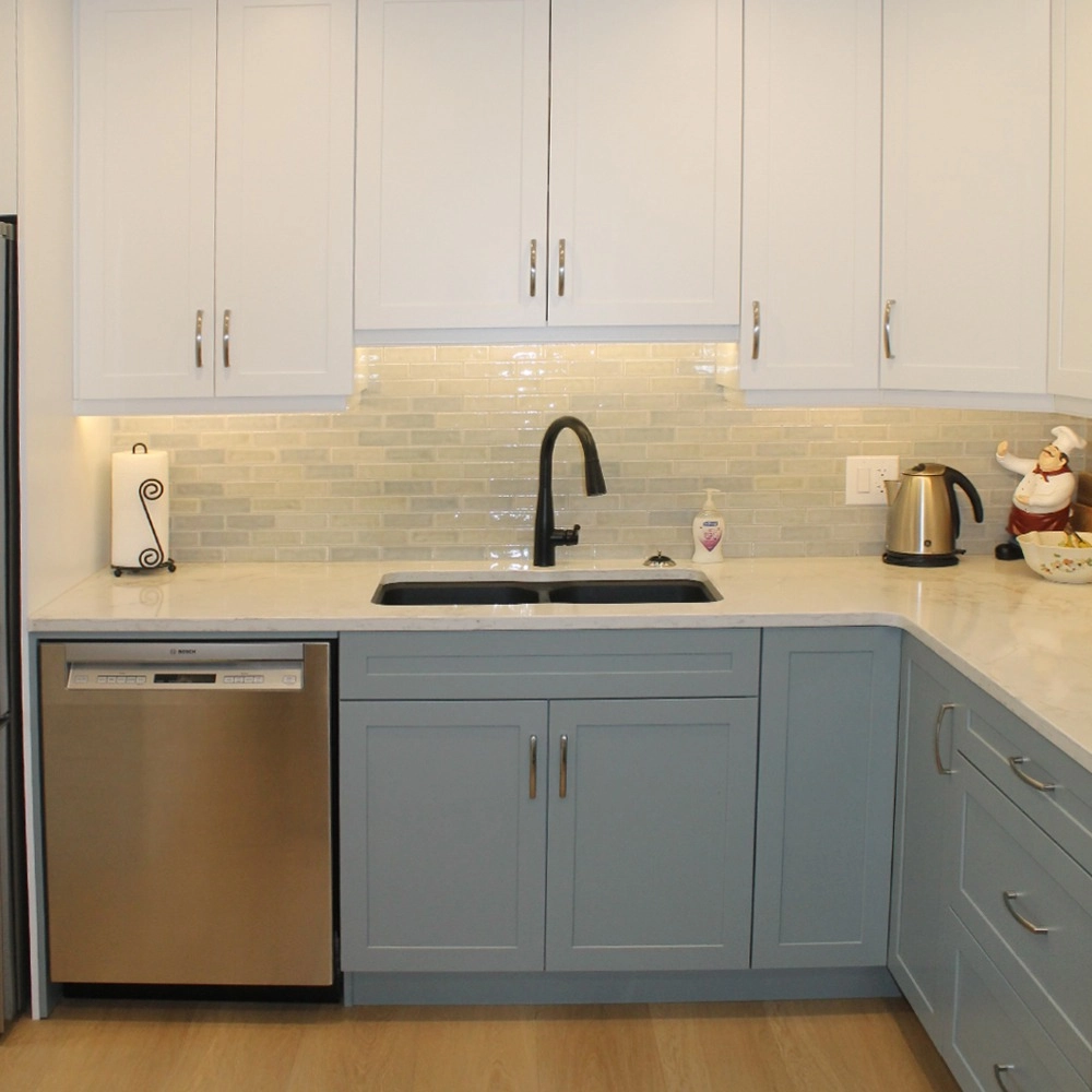 Không gian bếp với tủ bếp gỗ công nghiệp cánh kính hiện đại