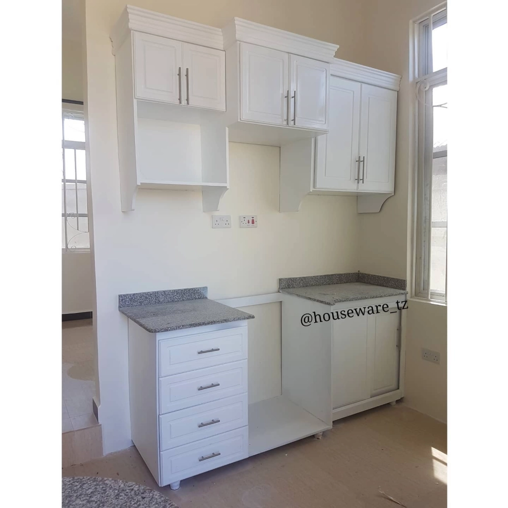 Tủ bếp gỗ công nghiệp cánh kính cường lực màu đen