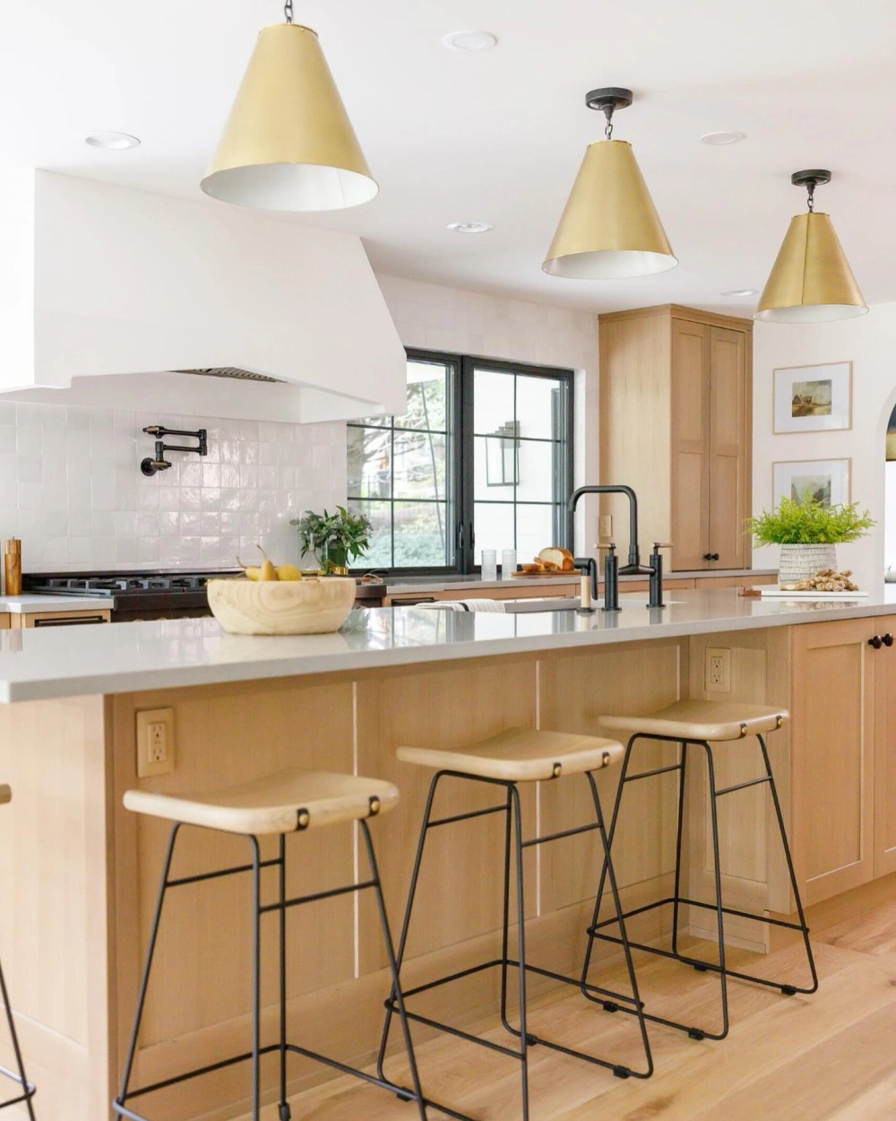 Mẫu tủ bếp gỗ xoan đào hoàng anh gia lai mang lại vẻ đẹp ấm cúng