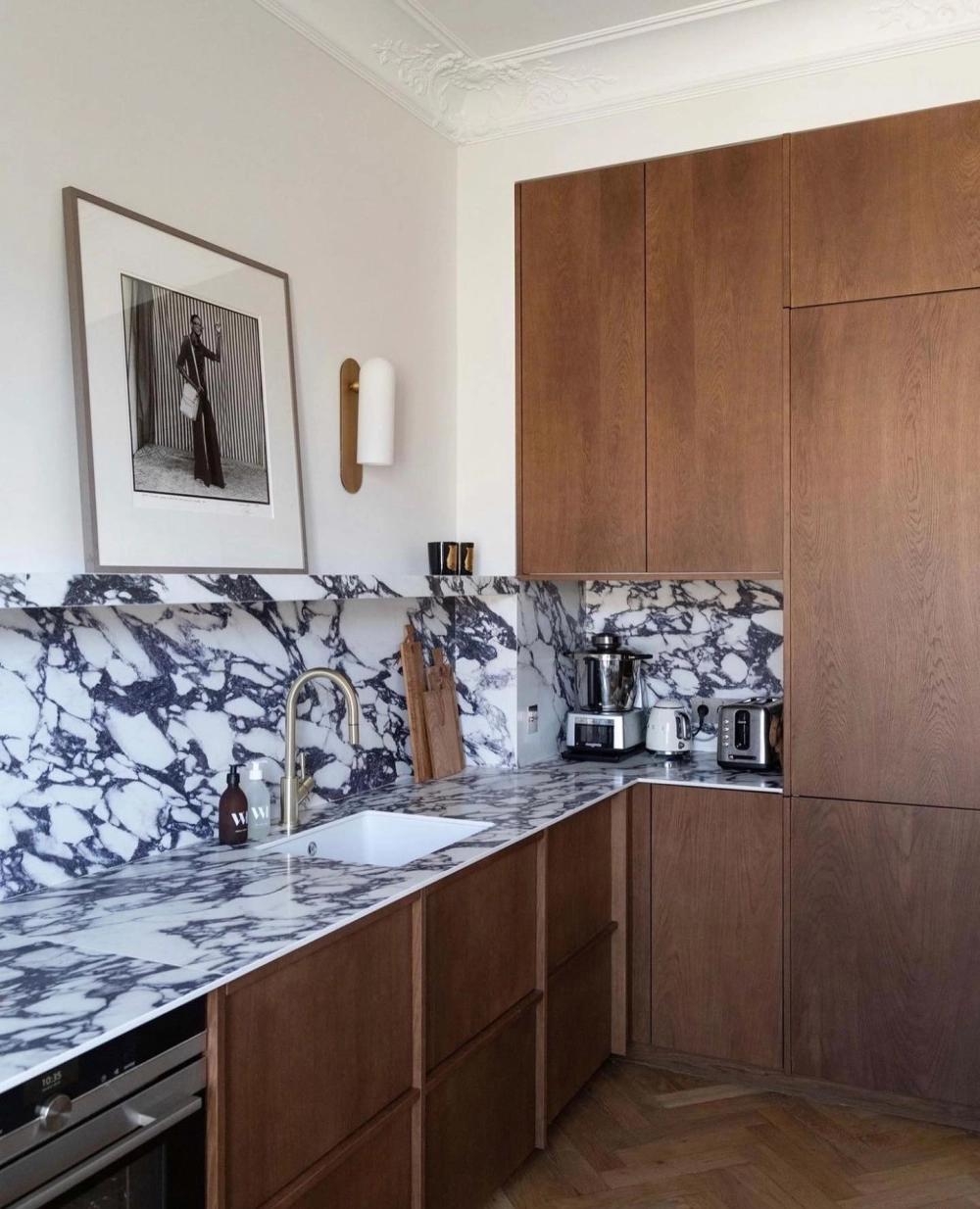 Mẫu tủ bếp gỗ tự nhiên hiện đại với thiết kế thông minh và tiện nghi