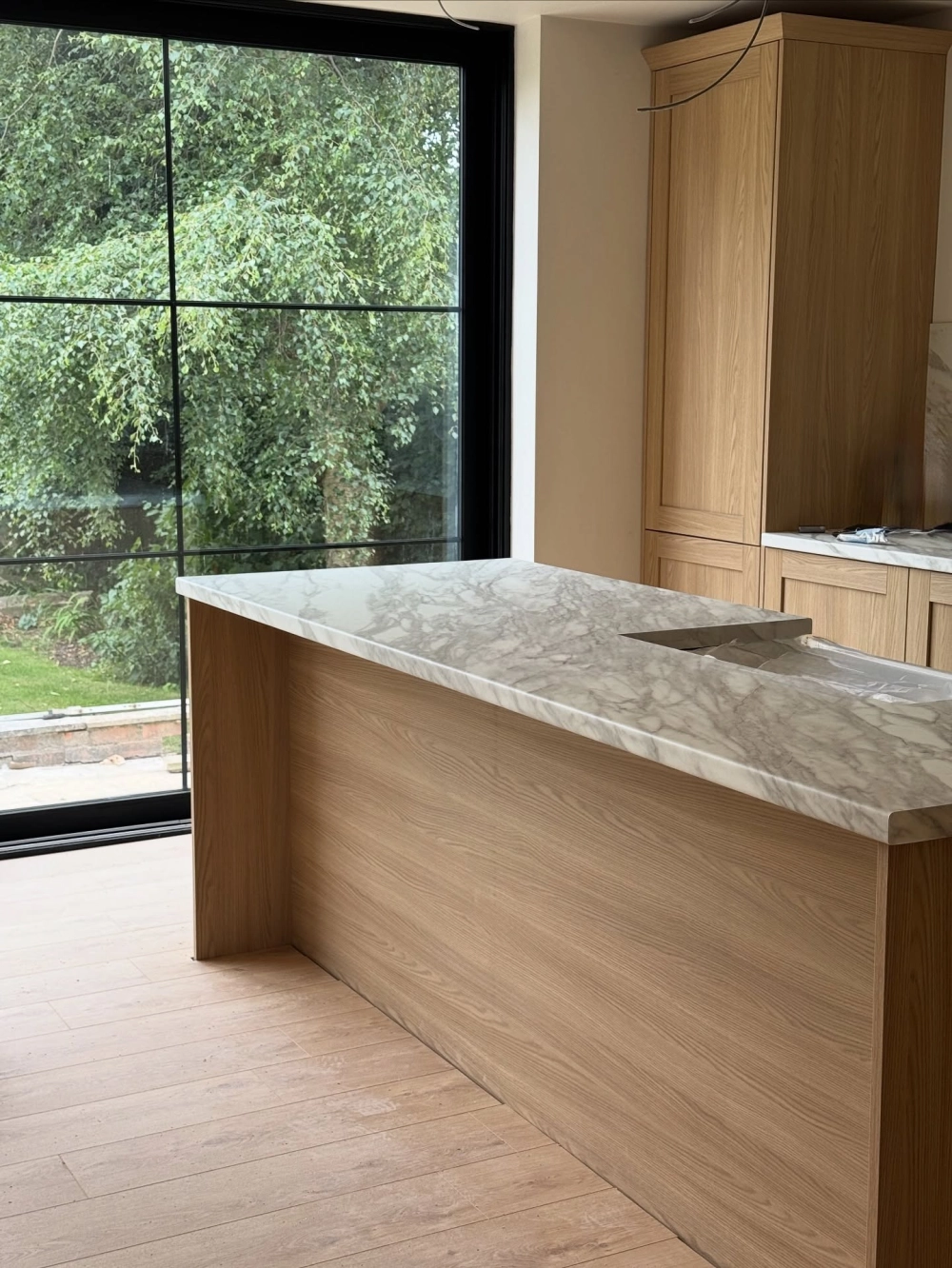 Góc nhìn thực tế tủ bếp gỗ tự nhiên hay gỗ công nghiệp tốt hơn