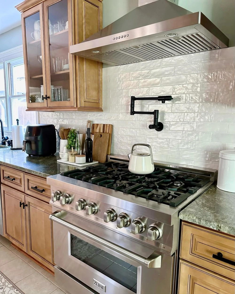 Phong cách tân cổ điển với tủ bếp gỗ tự nhiên sơn trắng thanh lịch