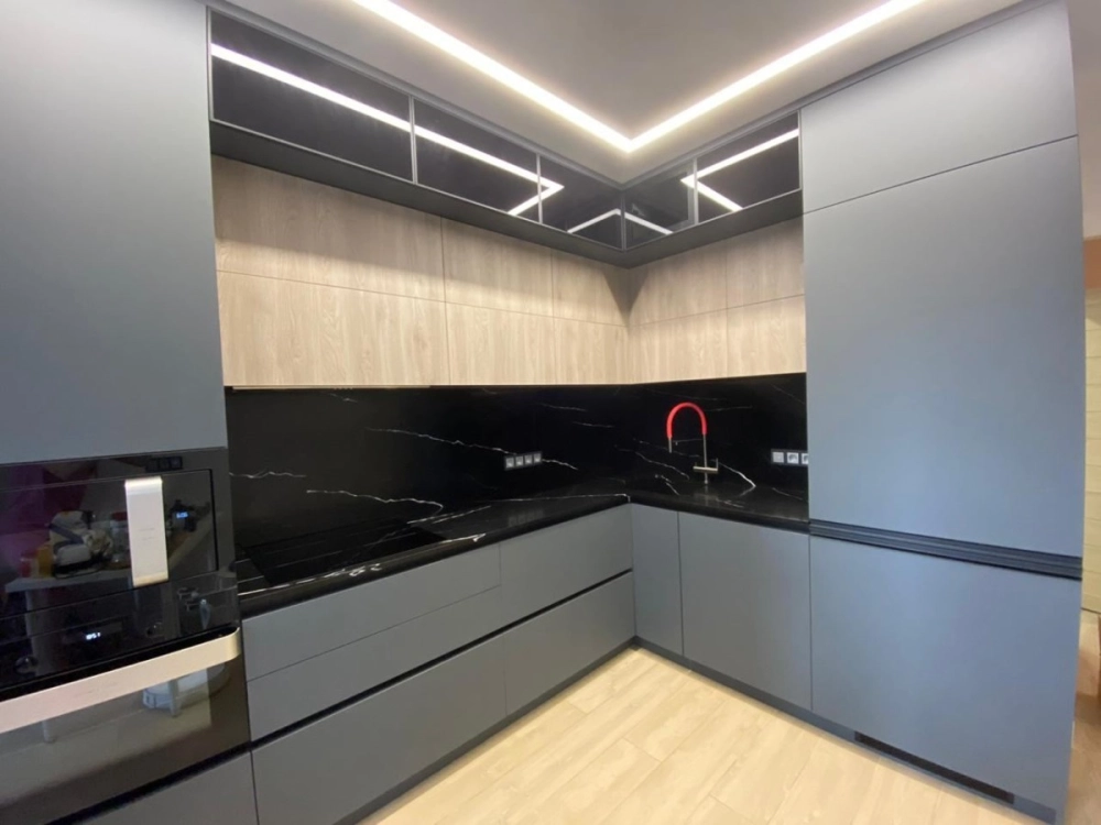 Mẫu tủ bếp nhựa picomat cánh phủ acrylic bóng gương sang trọng