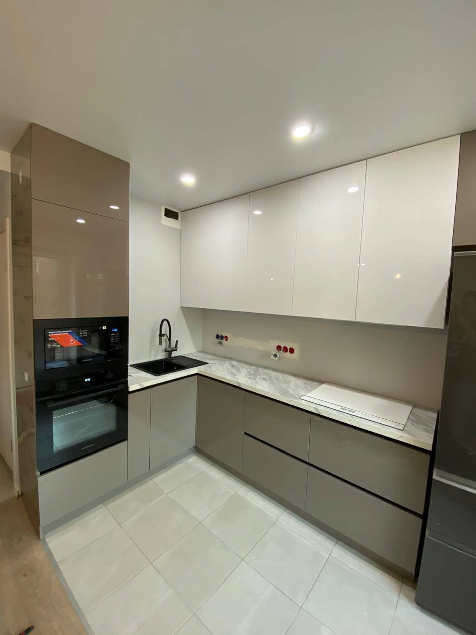 Hệ tủ bếp nhựa giả gỗ mang lại cảm giác ấm cúng cho phòng bếp