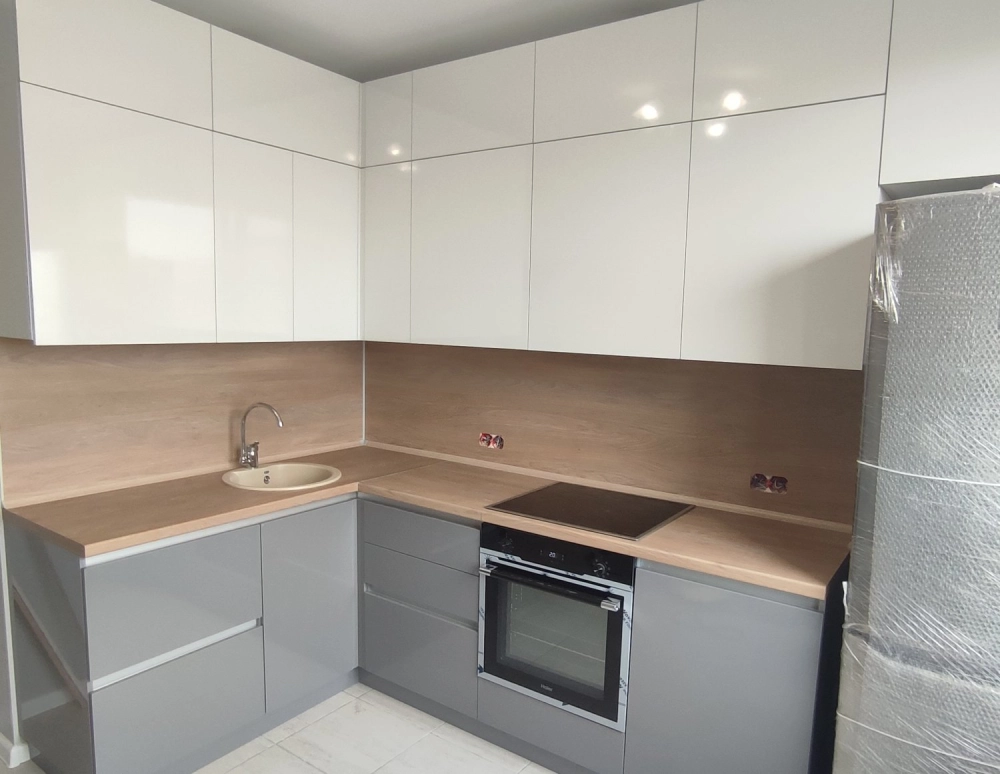 Không gian bếp nổi bật với tủ bếp nhựa cánh kính cường lực cao cấp