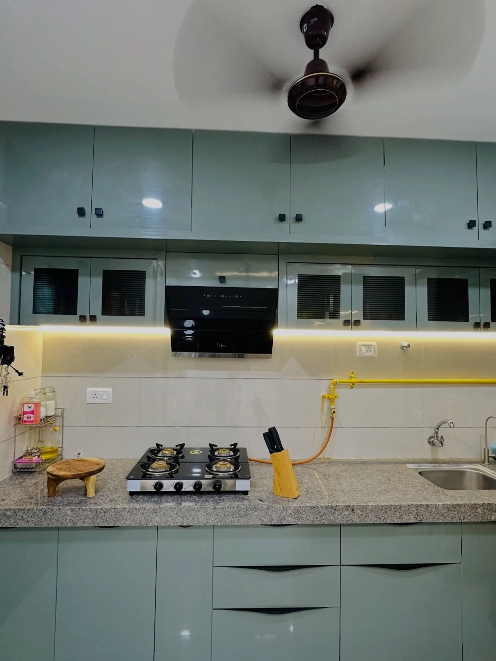 Mẫu tủ bếp nhựa giả gỗ sồi tự nhiên đẹp như thật