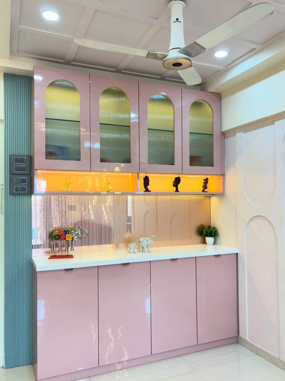 Thiết kế tủ bếp nhựa giả vân đá cẩm thạch trắng vân mây