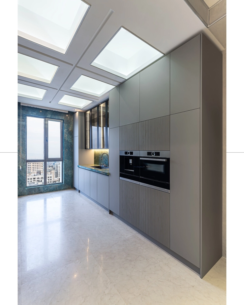 Hệ thống tủ bếp thông minh cánh kính khung nhôm hiện đại