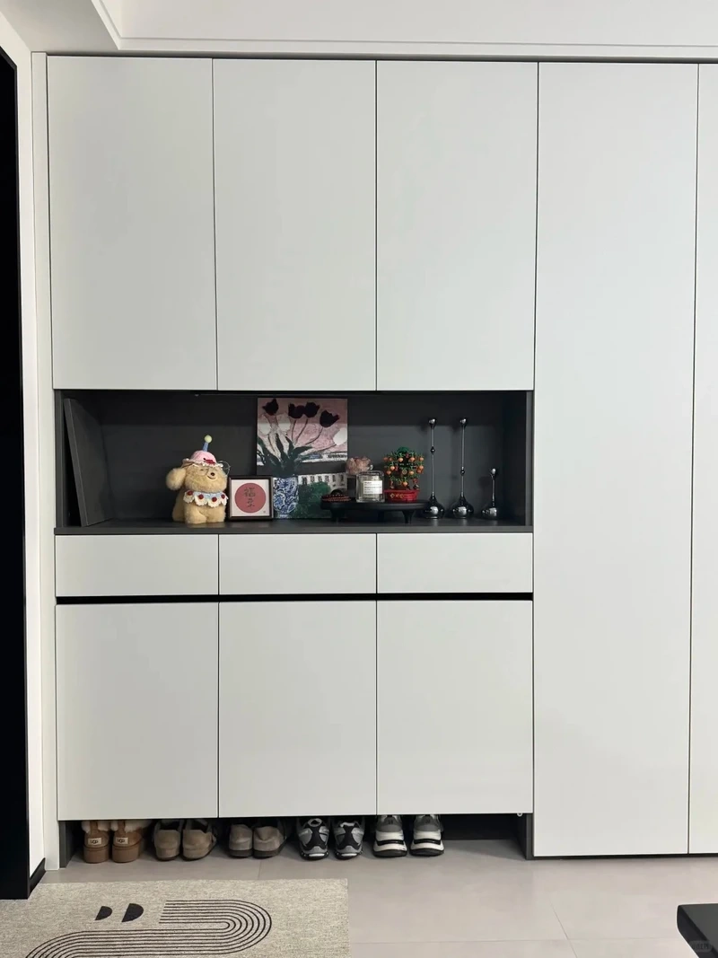 Sáng bừng không gian cùng tủ giày màu trắng