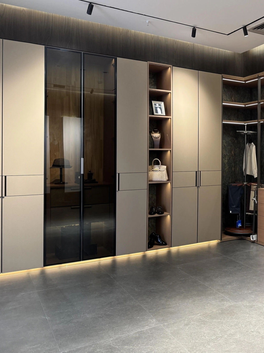 Tủ quần áo tân cổ điển màu kem sang trọng quý phái