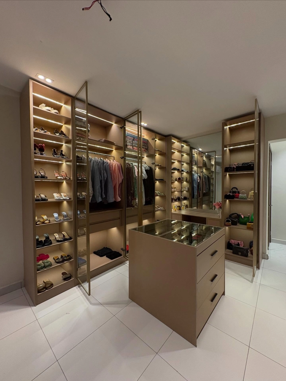 Mẫu tủ quần áo 3 cánh nhỏ gọn cho phòng cá nhân