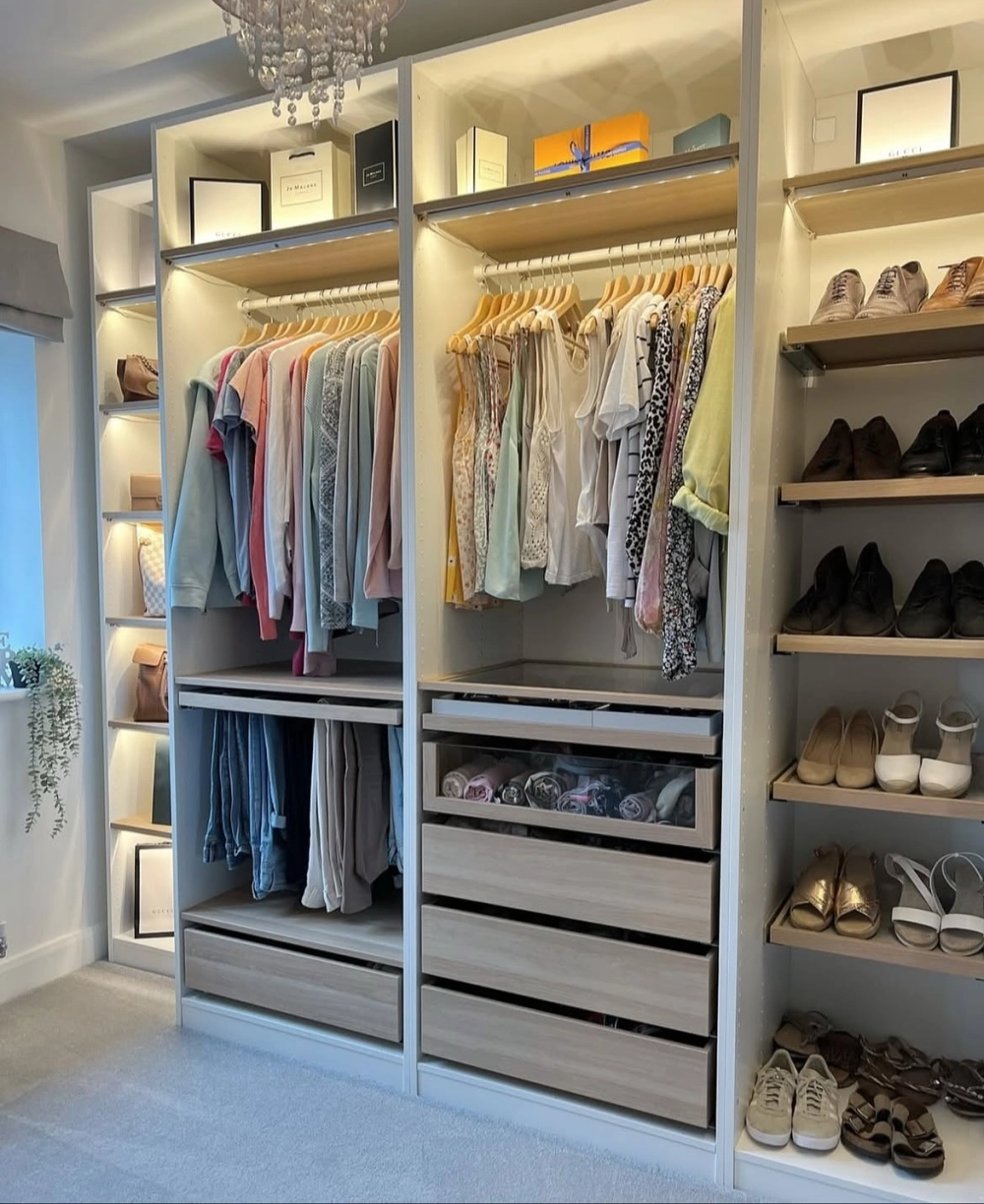 Tủ quần áo âm tường cánh phẳng sơn trắng mờ