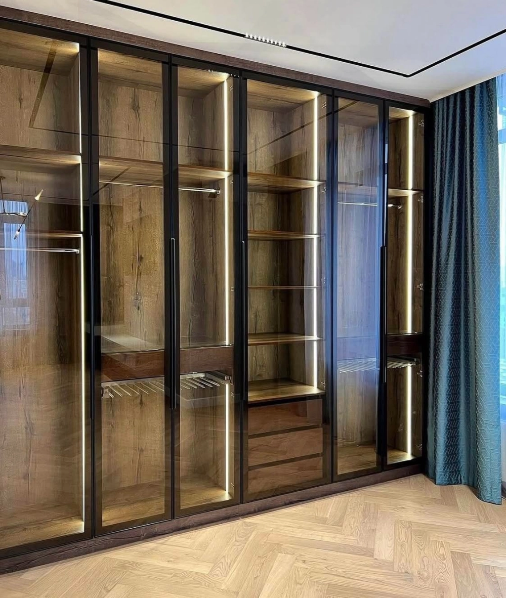 Cách sắp xếp quần áo gọn gàng trong tủ cánh kính đèn led