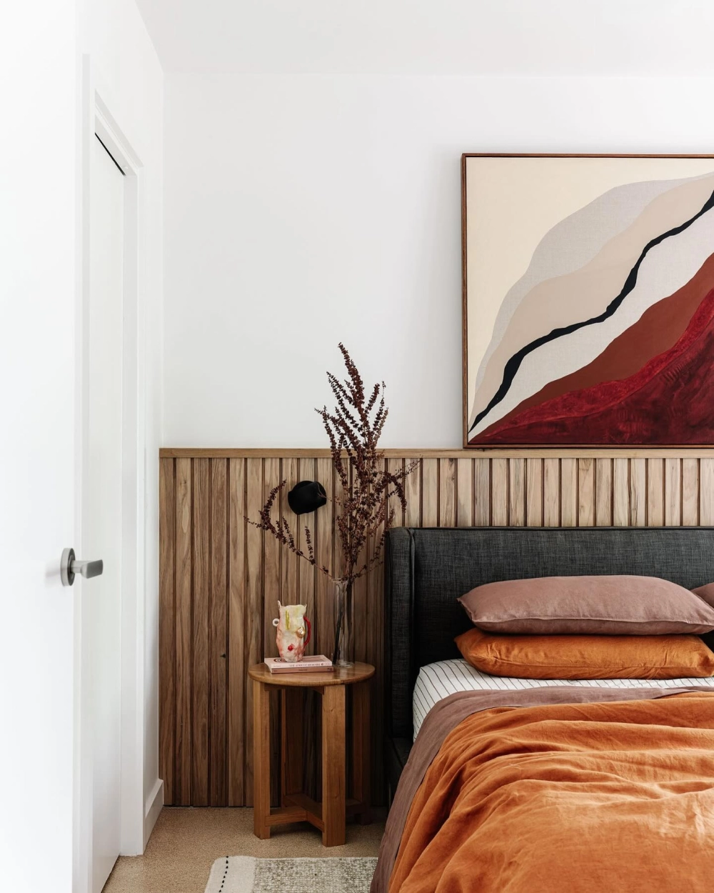 Trang trí vách đầu giường kết hợp đèn led thả trần nghệ thuật