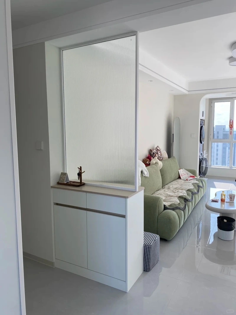 Gọn gàng và tinh tế nhờ vách ngăn phòng khách tối giản