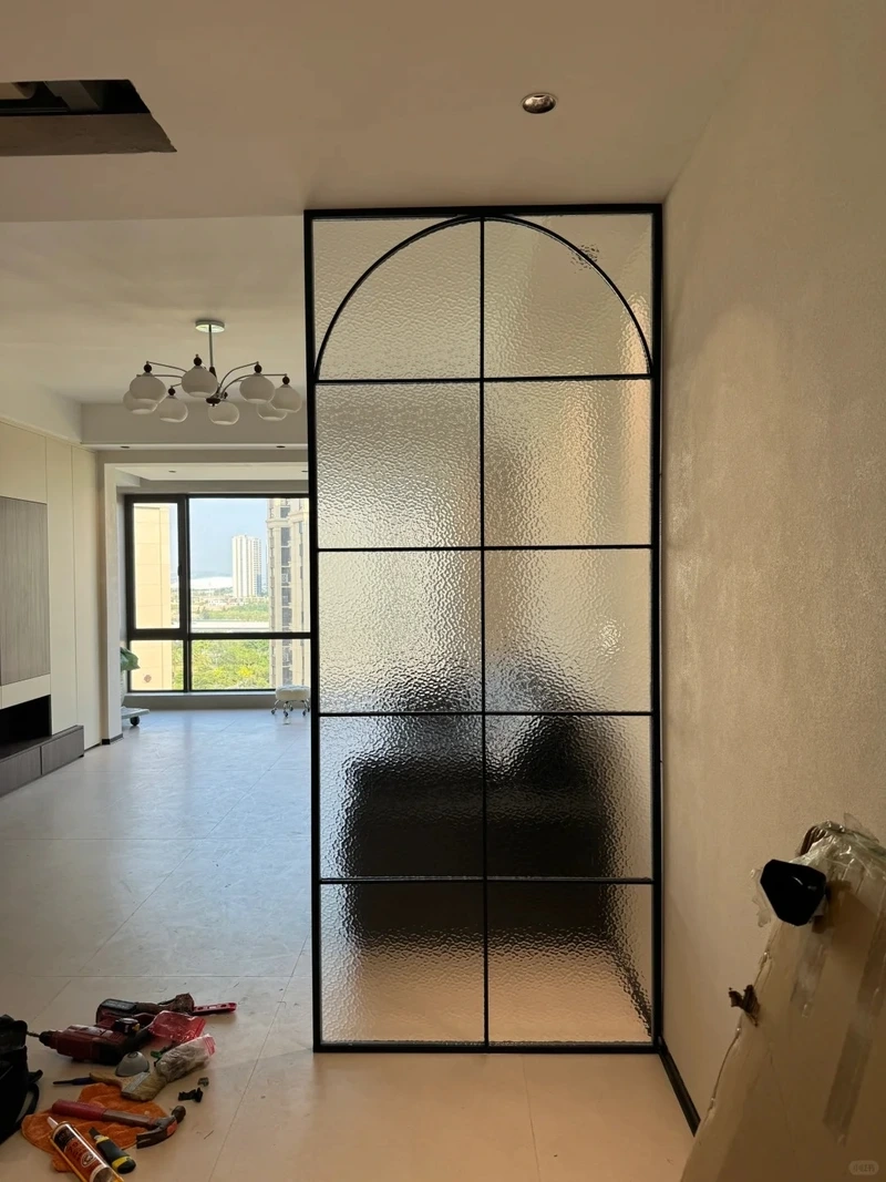 Gây ấn tượng ngay từ cái nhìn đầu tiên với vách ngăn phòng khách tạo điểm nhấn