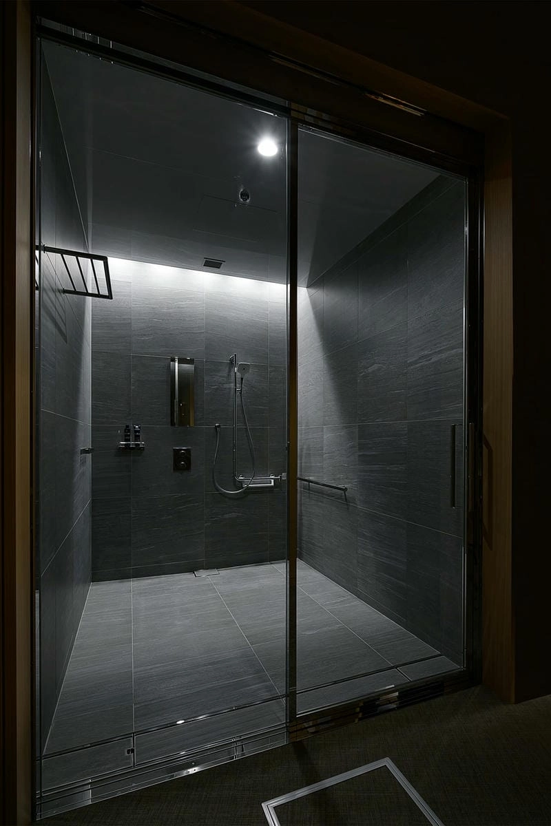 Vách kính phòng tắm phân tách không gian gọn gàng