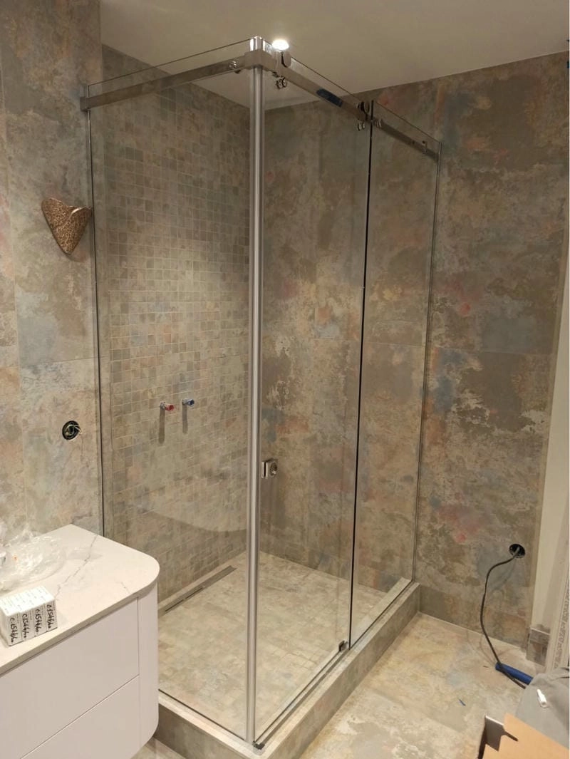 Vách tắm kính nên chọn theo diện tích phòng