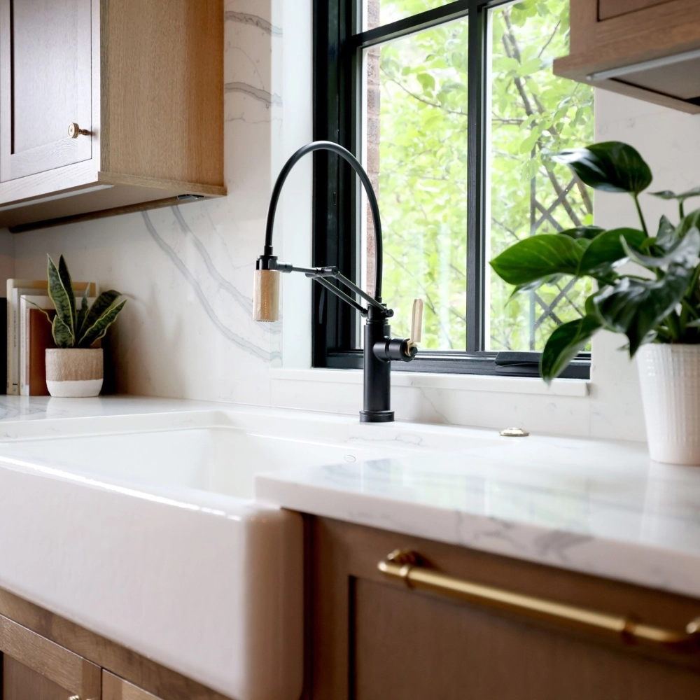 Vòi rửa bát màu đen mờ sang trọng và hiện đại