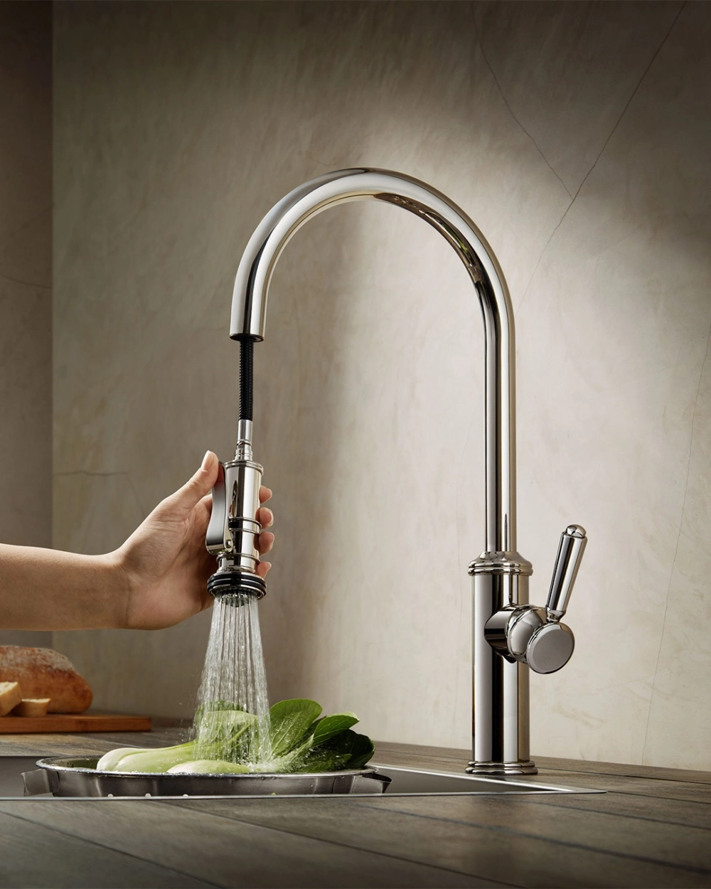 Cận cảnh mẫu vòi rửa bát dây rút màu đen hiện đại trong không gian bếp sang trọng