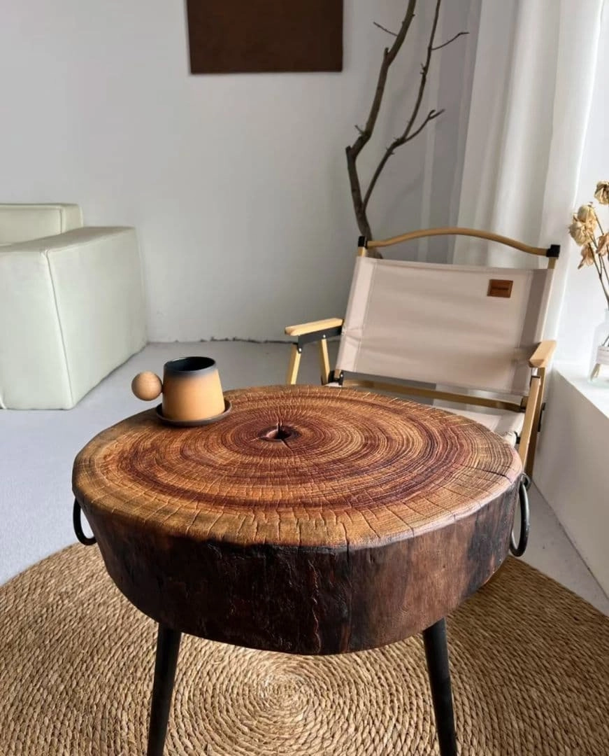 Bàn trà gỗ tạo điểm nhấn ấm cúng cho không gian