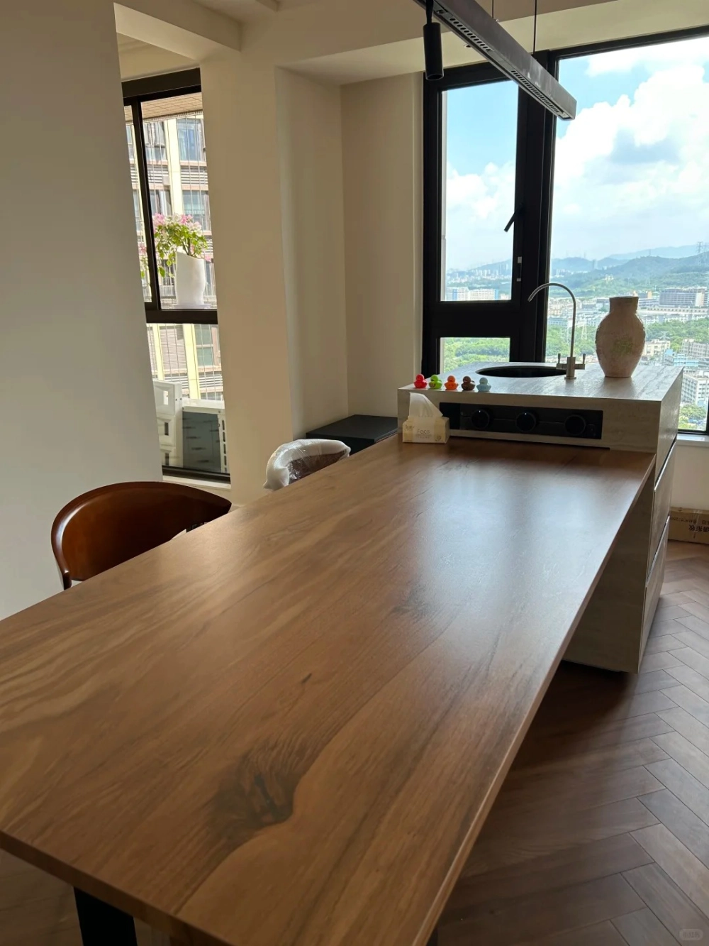 Bàn đảo bếp gỗ sồi Nga màu sắc tự nhiên trang nhã