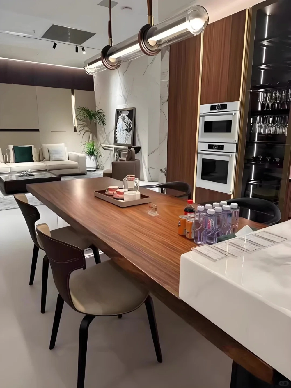 Mẫu bàn đảo bếp gỗ tự nhiên phối chân kim loại độc đáo