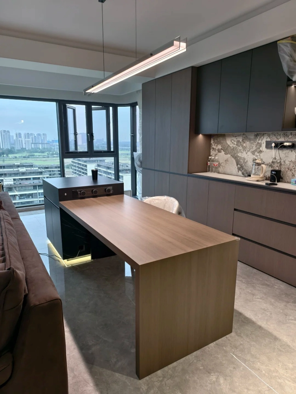 Không gian bếp ấm cúng với bàn đảo bếp gỗ hương cao cấp