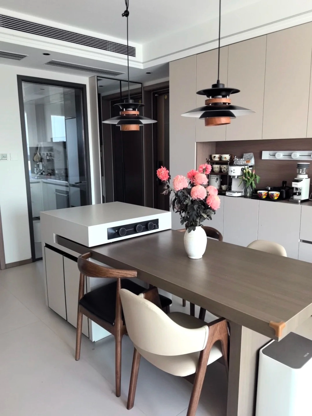 Thiết kế đảo bếp gỗ sơn màu cánh gián truyền thống