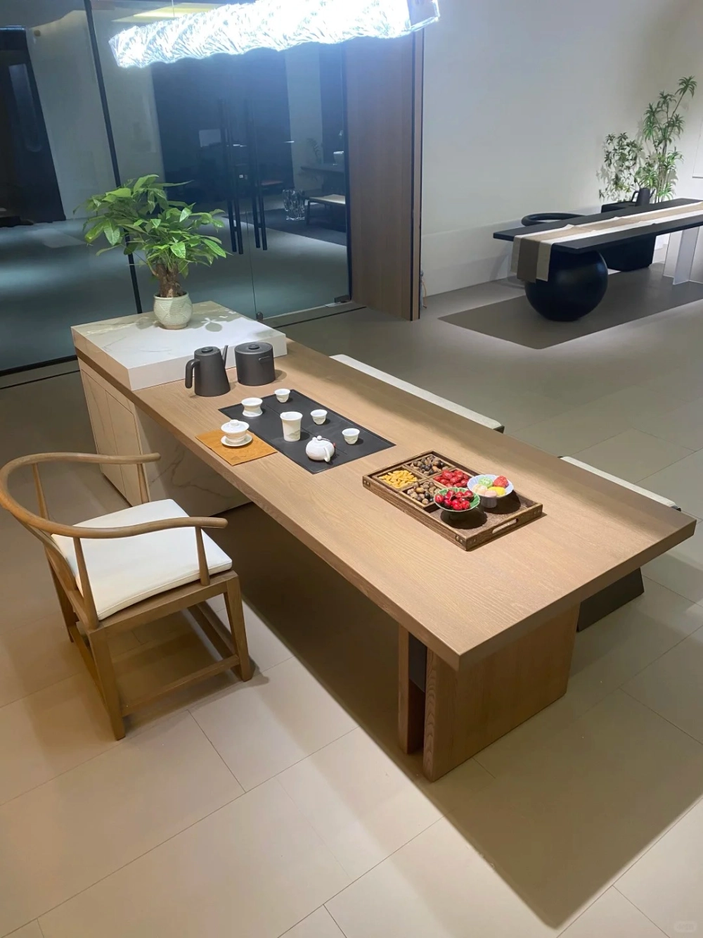 Mẫu bàn đảo bếp gỗ tự nhiên thiết kế tinh tế cho căn hộ cao cấp