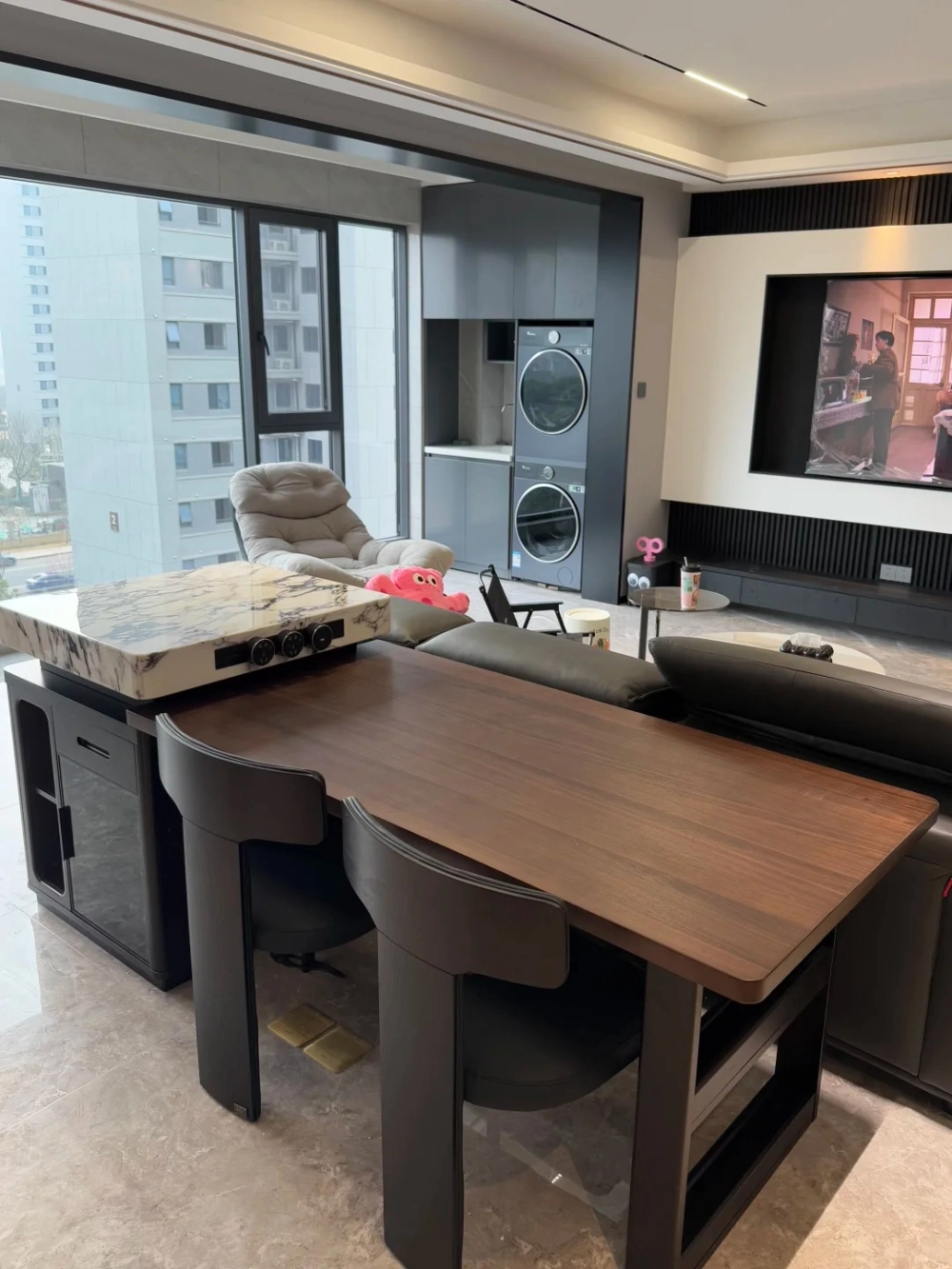 Bàn đảo bếp gỗ tự nhiên thiết kế dáng dài làm quầy bar