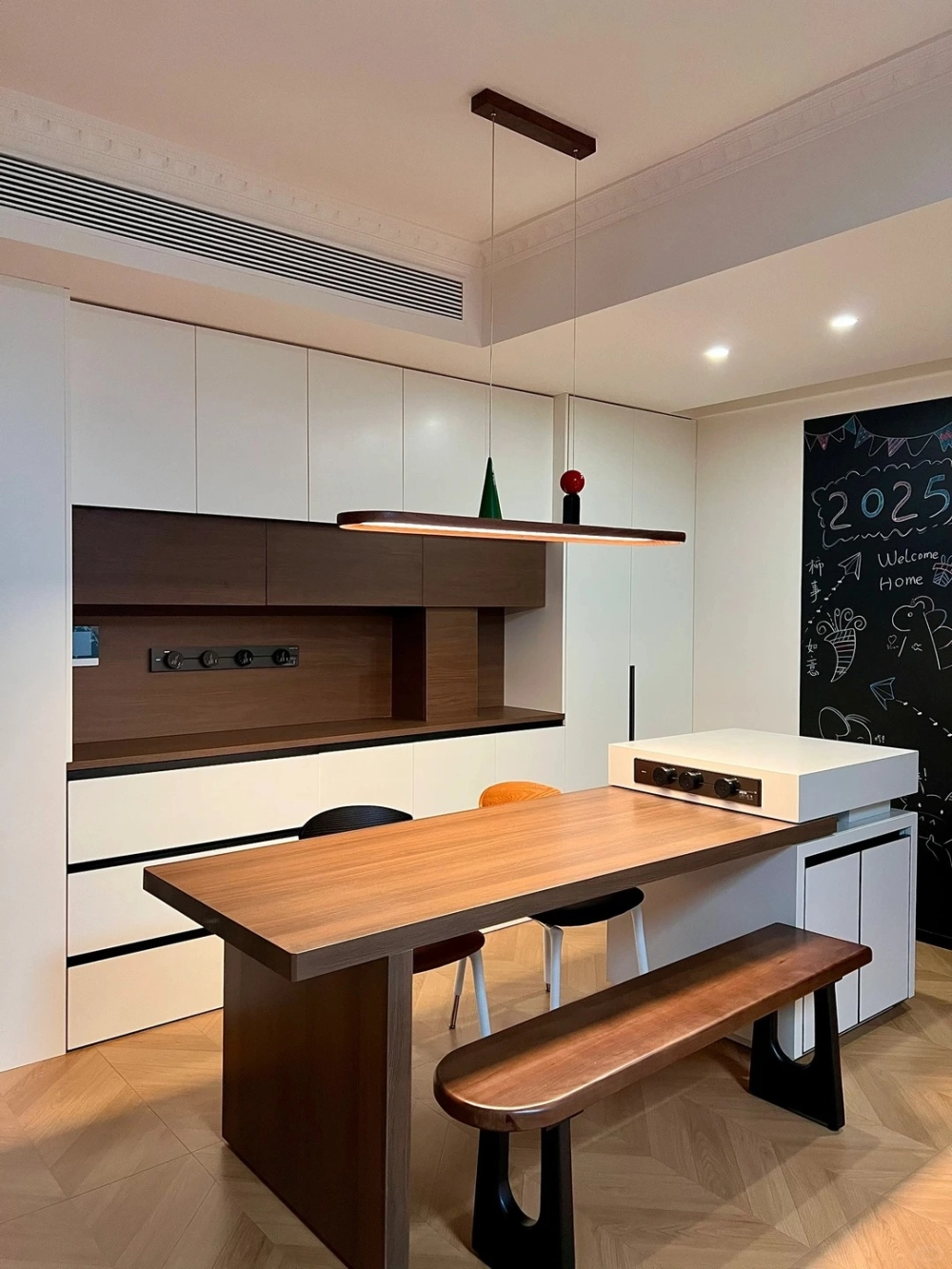 Mẫu bàn đảo bếp gỗ xoan đào bền bỉ và tiện dụng