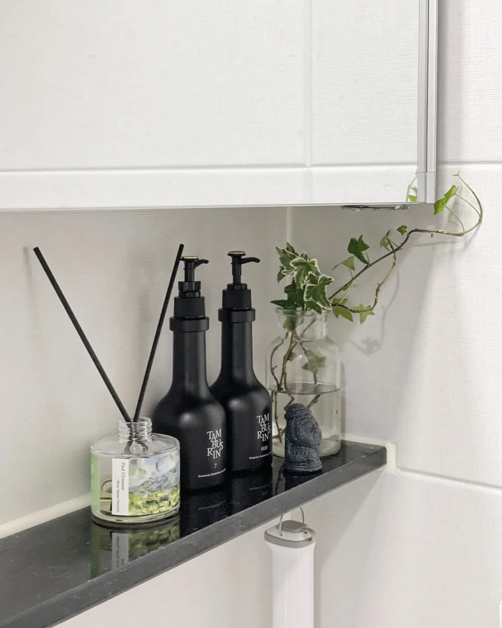 Cây thường xuân nhỏ trong lọ thủy tinh trang trí kệ nhà tắm