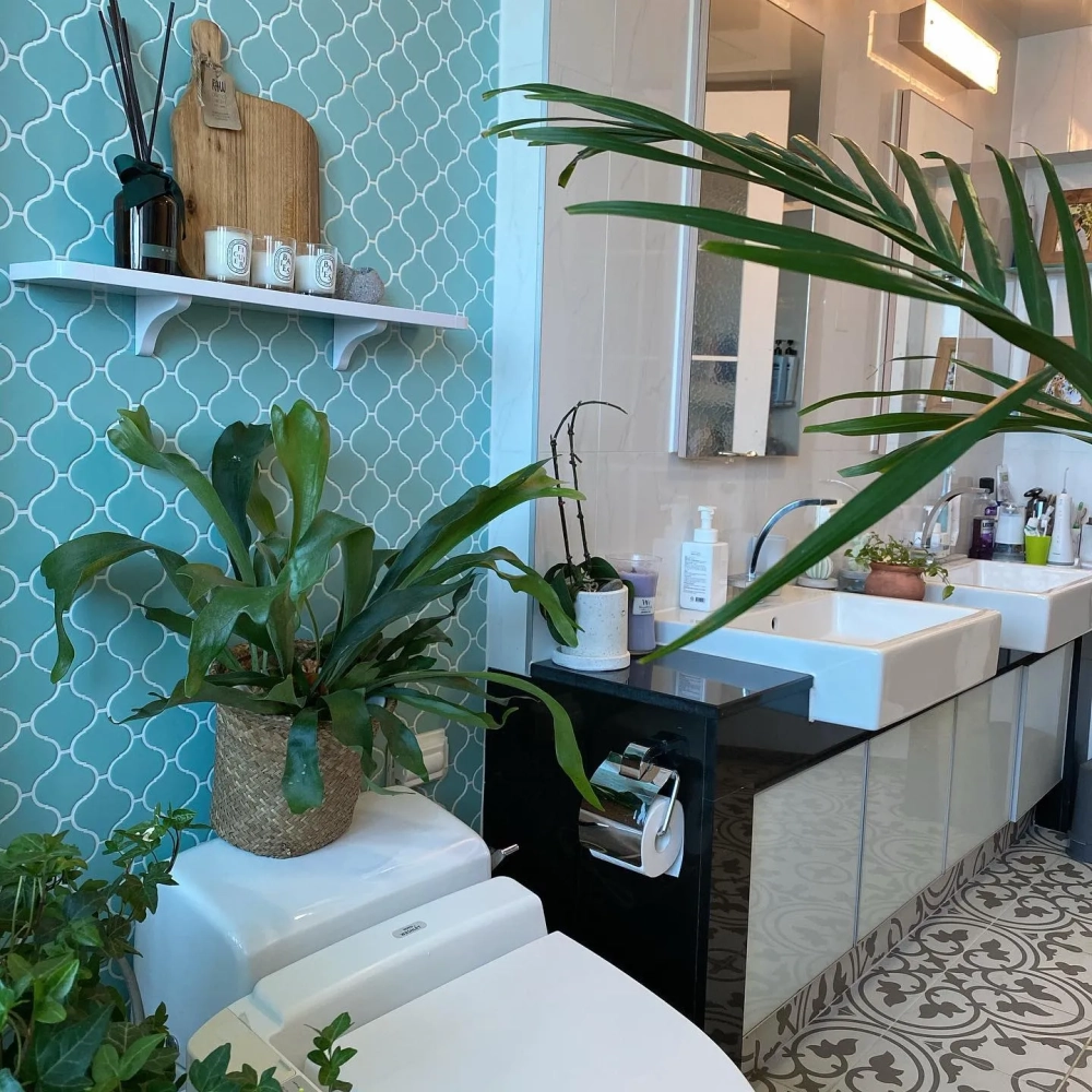 Cây dây leo xanh mướt treo trang trí tường nhà tắm ốp gạch