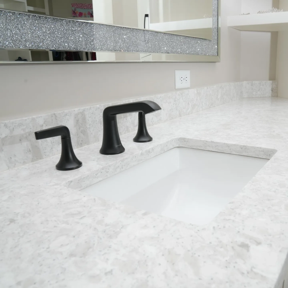 Đá thạch anh màu xanh đậm tạo điểm nhấn độc đáo cho không gian