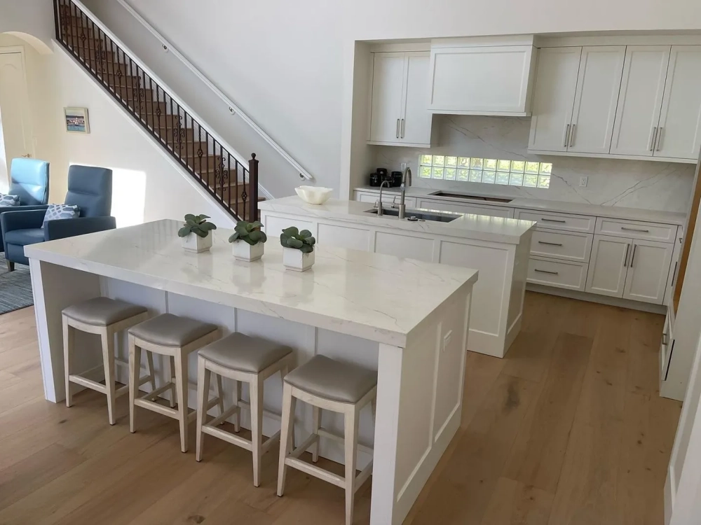 Cận cảnh bề mặt đá thạch anh bóng gương sang trọng