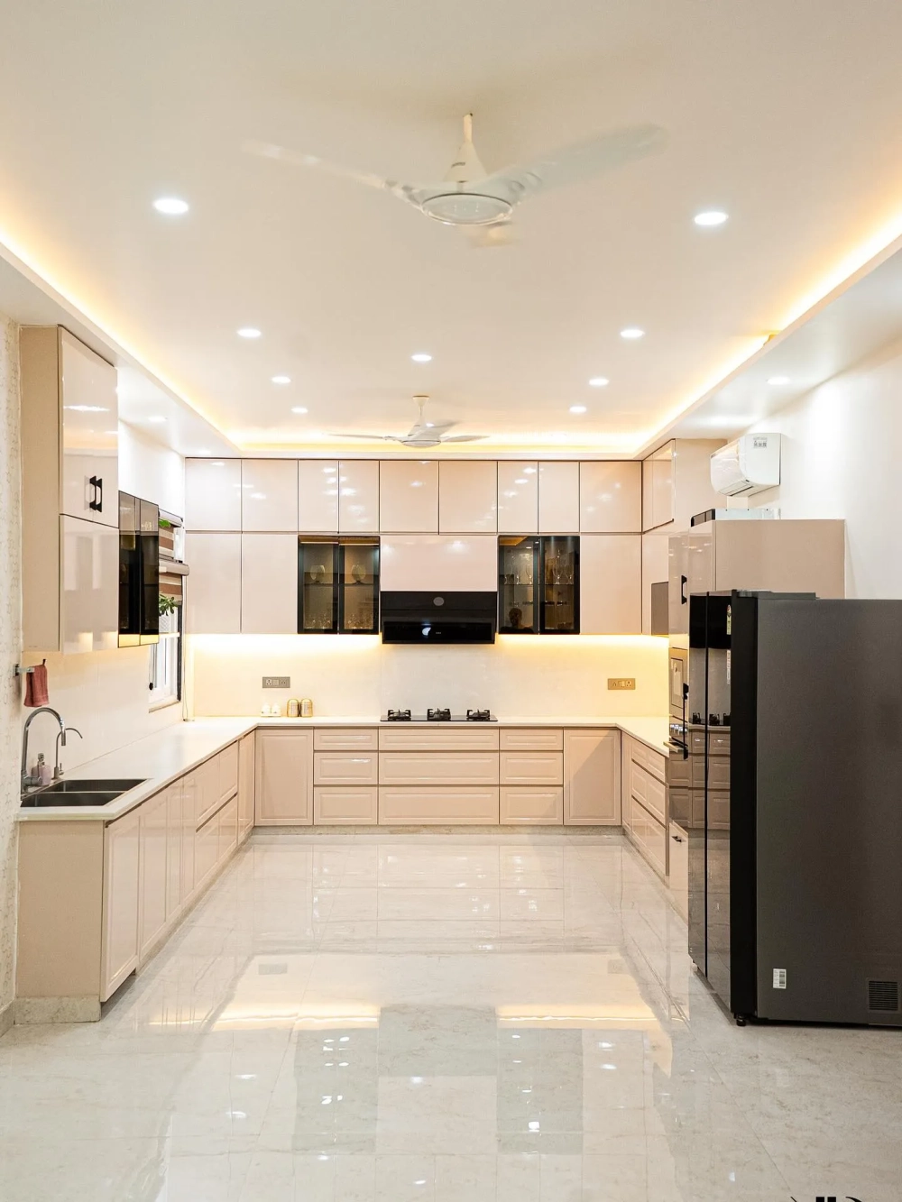 Thiết kế bếp chữ L với mặt đá thạch anh trắng sáng