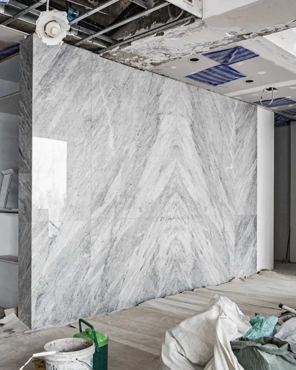 Phối đồ nội thất gỗ với đá trắng vân mây ốp bếp sang trọng