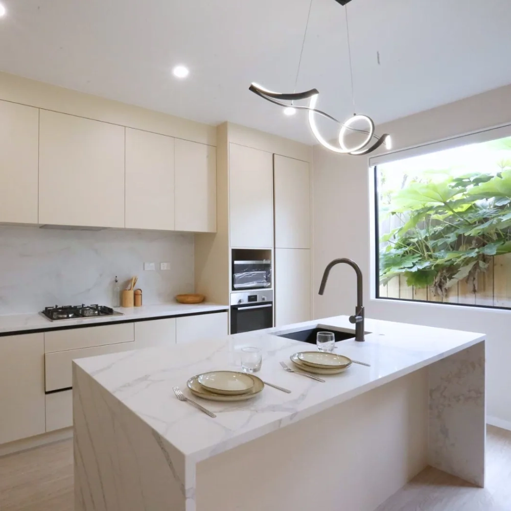 Mẫu đá trắng vân mây ốp bếp nhân tạo với đường vân xám nhẹ