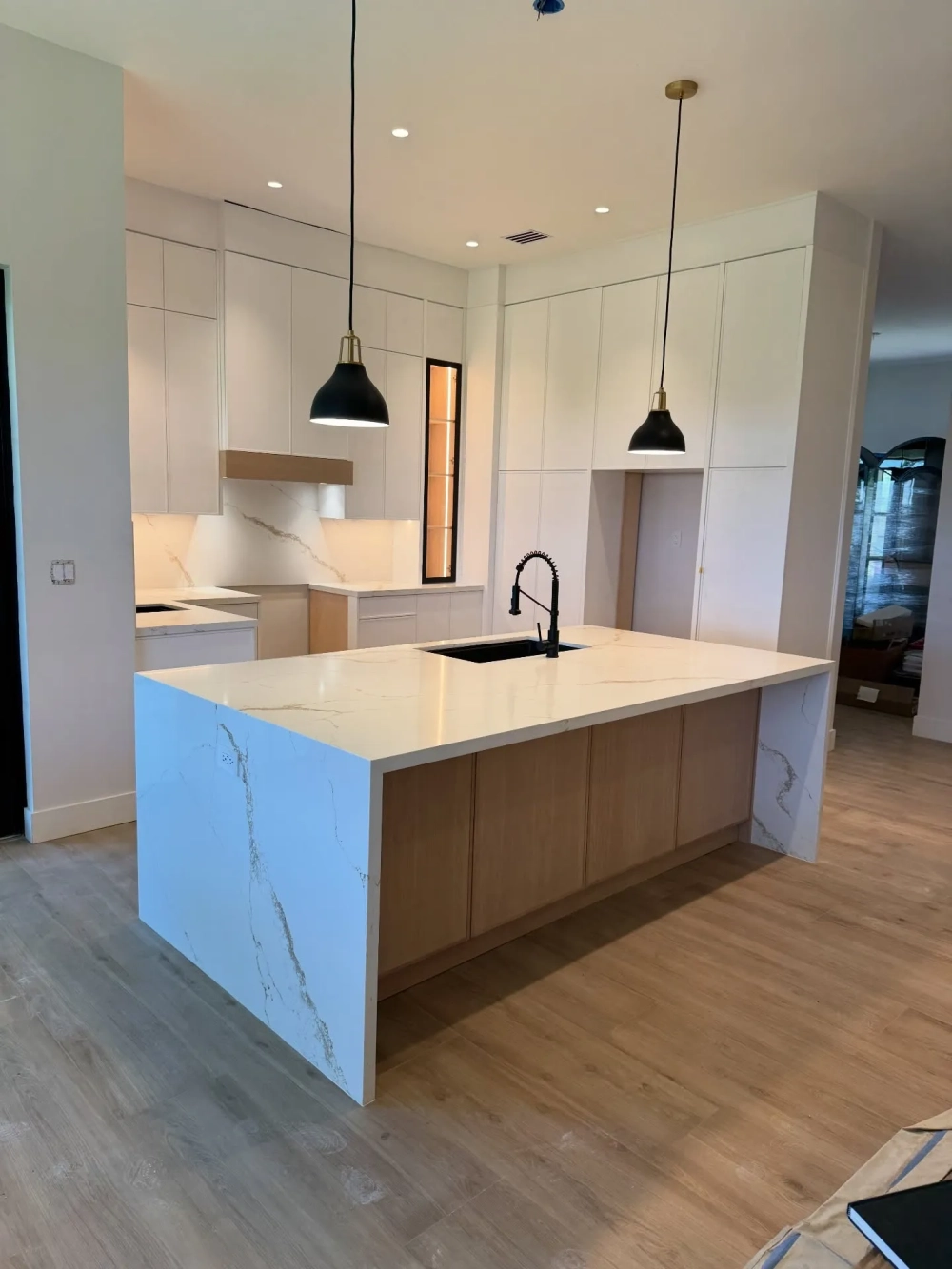 Mẫu đá trắng vân mây ốp bếp có đường vân to đầy nghệ thuật