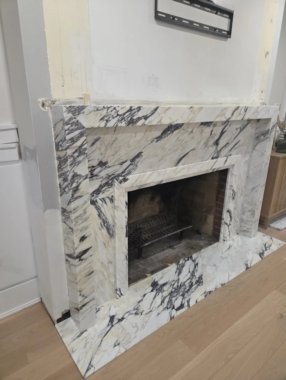 Chi tiết bề mặt bóng mịn của đá trắng vân mây ốp bếp cao cấp